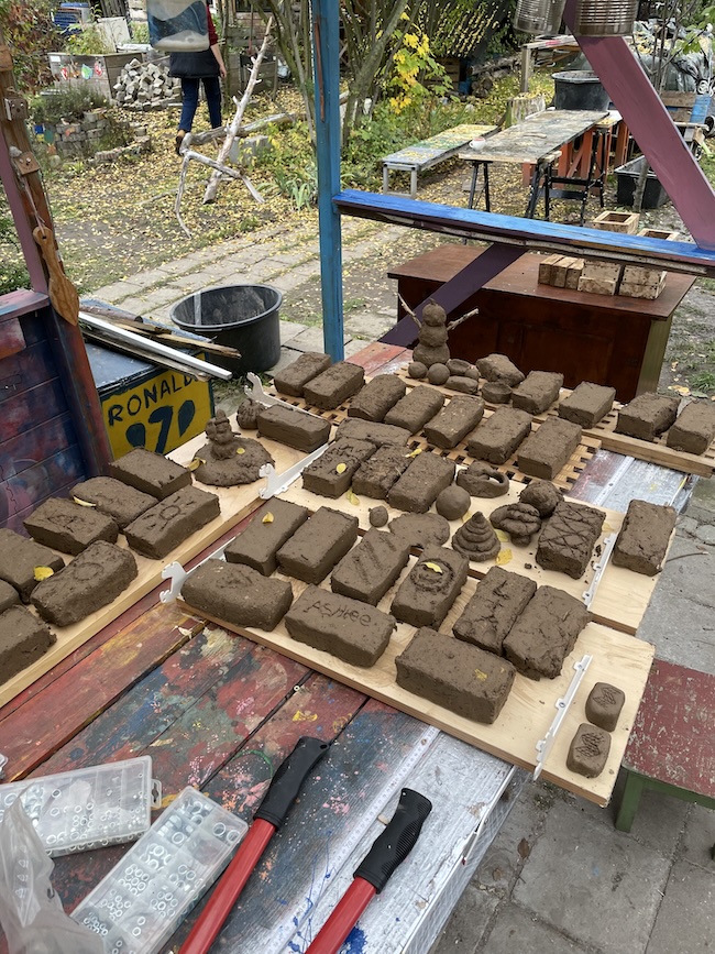 Lehmbausteine beim Workshop auf dem Bauspielplatz in Halle
